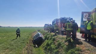 Auto wpadło do rowu w Grodzisku. Interweniował śmigłowiec LPR