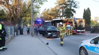 Zderzenie autobusu z osobówką na Popiełuszki