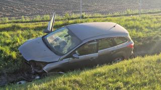 Wypadek na A4. Auto wypadło z jezdni, dwie osoby w szpitalu