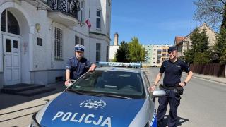 Policjanci weszli siłą do mieszkania. 94-latka trafiła pod opiekę medyków