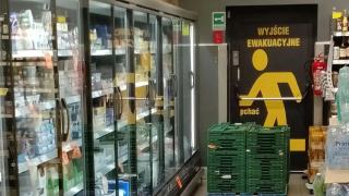 Pił alkohol miedzy półkami i kradł towar - teraz odpowie przed sądem