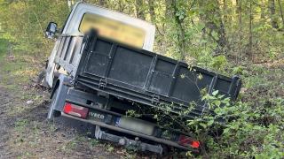 Nietrzeźwy 31-latek bez uprawnień zabrał firmowe auto i zakończył jazdę w rowie