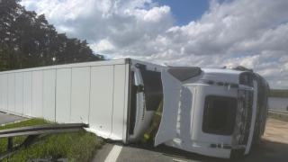 Ciężarówka przewróciła się na A4 pod Opolem. Zablokowana jezdnia w obu kierunkach