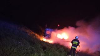 Samochód spłonął przy DK40. Strażacy interweniowali w rejonie Ujazdu