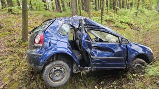 Samochód wypadł z drogi między Jełową a Dąbrówką Łubniańską