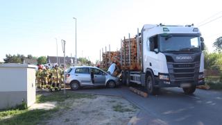 Ładunek drewna osunął się na samochód.  Scena jak z filmu 