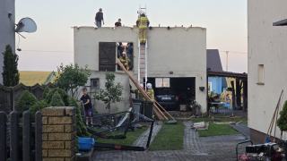 Burza nad powiatem strzeleckim. Uszkodzone dachy w Balcarzowicach, utrudnienia na A4