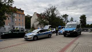Pięć radiowozów na parkingu ZUS w Opolu. Policja przeprowadziła kontrolę kierowcy
