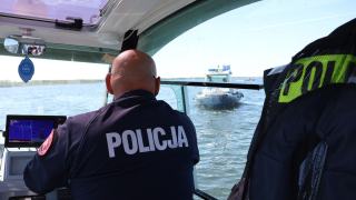 Silny wiatr unieruchomił windsurfera. Na pomoc ruszyli policjanci z motorówki