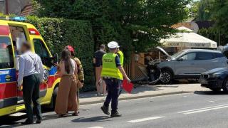 Chwila nieuwagi czy zasłabnięcie? Auto zakończyło jazdę na ogrodzeniu