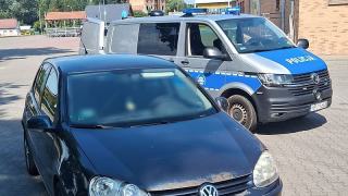 Pusta "małpka" na fotelu pasażera. Kierowca miał ponad 2,5 promila