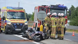 Wypadek z udziałem motyclisty. Dwie osoby trafiły do szpitala. Są utrudnienia