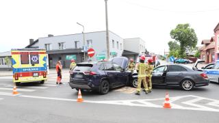 Zderzenie dwóch samochodów w Komprachcicach. Jedna osoba trafiła do szpitala