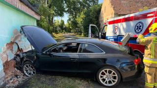 Pijany 22-latek wjechał audi w budynek. Podał policjantom fałszywe dane