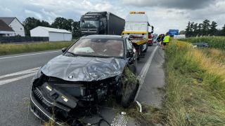 Zdarzenie z udziałem pięciu pojazdów we Wrzoskach. Jeden z kierowców zabrany w kajdankach