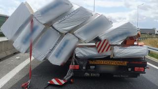 Ładunek zsunął się z naczepy. Zablokowany wjazd na A4 w stronę Wrocławia