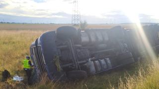 Ciężarówka przewróciła się na A4. Kierowca trafił do szpitala