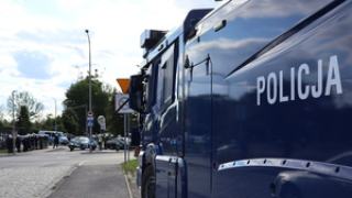 Race na sektorze Odry i narkotyki u kibiców Arki. Policja prowadzi czynności