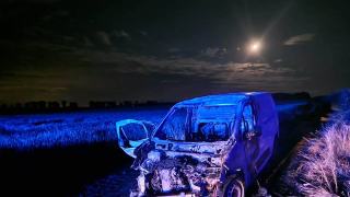 Samochód spłonął na polnej drodze. Ogień przeniósł się na zboże