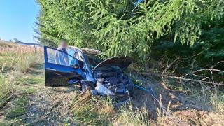 Mitsubishi wypadło z autostrady A4 i uderzyło w ogrodzenie
