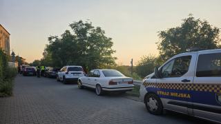 Barierka zagrodziła pobocze przy Kamionce Bolko. Zaparkowane auta utrudniają przejazd