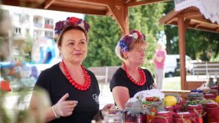 Powiatowy Festiwal Przetworów na Rynku w Otmuchowie. Regionalne smaki i pojazdy służb