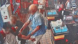 Ukradł kiełbasę i whisky. Na policjantów "czekał" pod żywopłotem