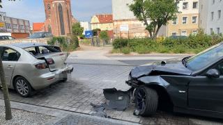 Kierowca bmw uderzył w zaparkowane auta i uciekł. Policja szuka sprawcy
