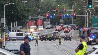 Granat moździerzowy na placu zabaw przy ulicy Niemodlińskiej. Na miejscu saperzy