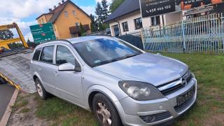 Zderzenie Audi i Opla w Praszce. Jedna osoba trafiła do szpitala