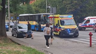 Zderzenie samochodu z autobusem w centrum Opola. Pasażer trafił do szpitala