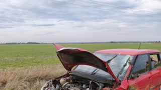 Dachowanie samochodu na drodze do Objazdy. 18-latka trafiła do szpitala, droga zablokowana