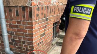 Pożar w kamienicy doprowadził policjantów do nielegalnej produkcji alkoholu WIDEO