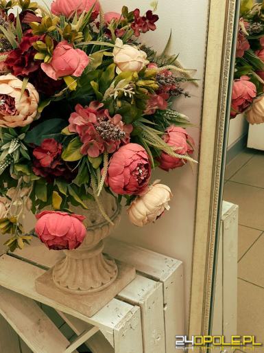 Dom bez podlewania? Sztuczne kwiaty znów są na topie