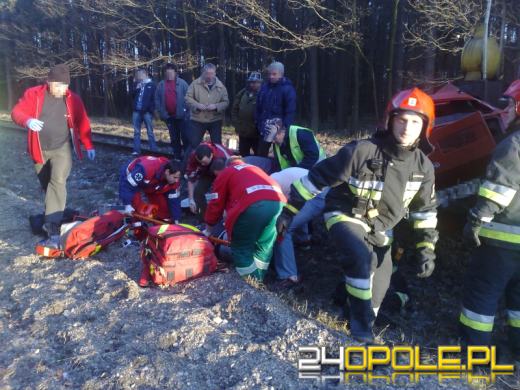 Maluchem wjechał pod pociąg