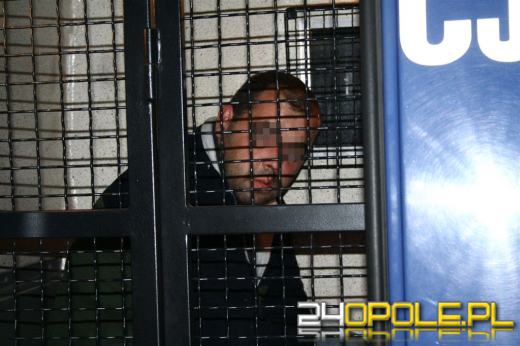 Zaatakował kobietę butelką