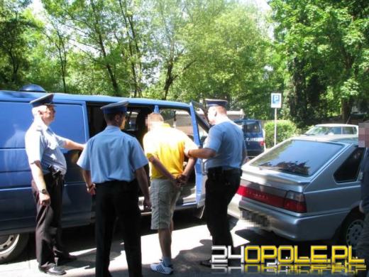 Strażnik miejski sprawcą napadów