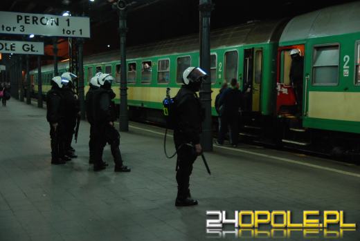 Nocna bijatyka kiboli na autostradzie