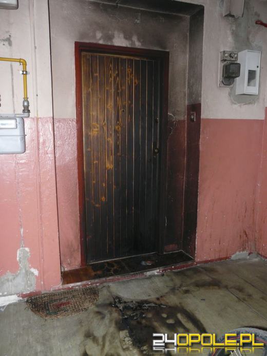 Podpalił drzwi do mieszkania brata