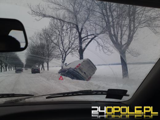 Poślizg zakończył się w rowie