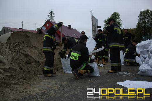 Lipki uszczelniają wały. W Brzegu dwie ulice zamknięte.