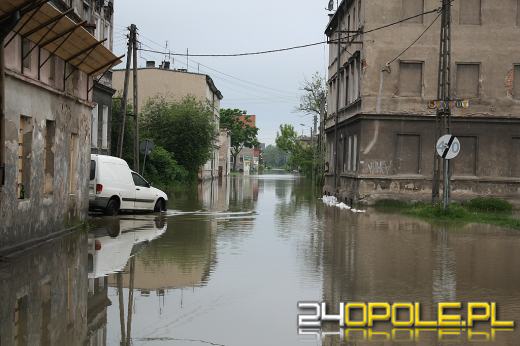 Lipki uszczelniają wały. W Brzegu dwie ulice zamknięte.