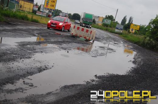 14 tablic rejestracyjnych w wielkiej kałuży