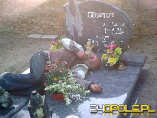 Kompletnie pijany mężczyzna zasnął... na nagrobku