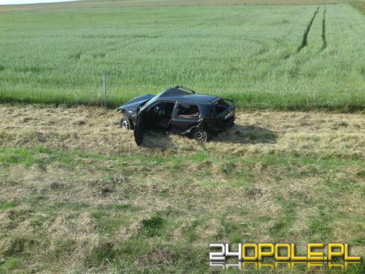 Volkswagen dachował na autostradzie