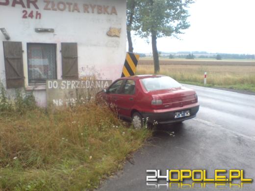 Wjechał samochodem w budynek
