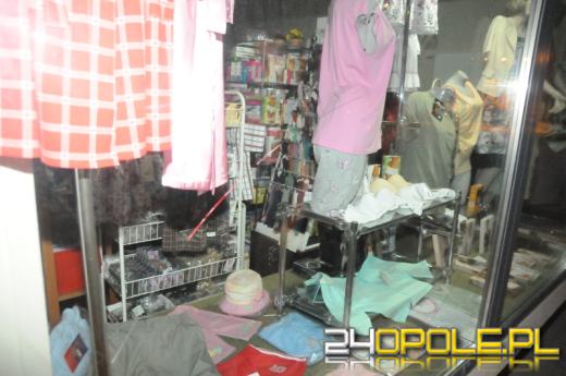Pijany mężczyzna wybił szybę w sklepie