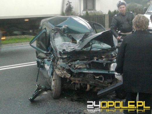 Zasnął i uderzył w zaparkowane auto