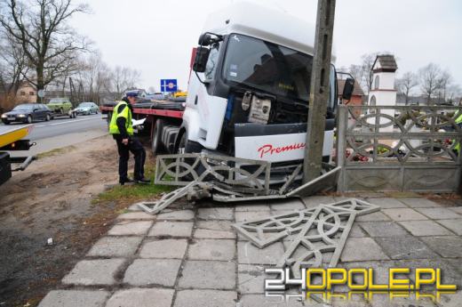 Ciężarówka wjechała w cmentarz w Zawadzie