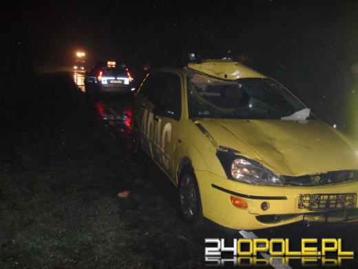 Pieszy szedł środkiem drogi, potrącił go samochód